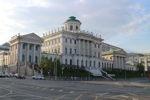 러시아 국립도서관의 옛 건물인 파시코프 저택(Pashkov House). 오른쪽에는 새 건물들이 보인다.