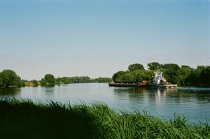 모스크바강의 바지선을 밀고 있는 밀선 (2020)