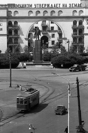 소련 시대 야로슬라블의 붉은 광장과 레닌 동상. "공산주의는 지구상에서 점점 더 강해진다"는 슬로건은 공산주의 도시 개발의 특징이었다.