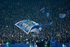 스비아토슬라브 1세가 그려진 디나모 깃발