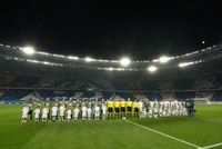 보루시아 묀헨글라트바흐와의 경기에서 팀 로고를 보여주는 디나모 키이우 팬들