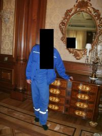 푸틴의 궁전 내부의 한 인물의 얼굴과 반사 이미지가 지워졌는데, 이는 사진 유포에 대한 보복을 막기 위한 것으로 추정된다.