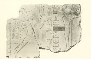 음경이 드러난 신 민상, 음경 부분이 가려져 있다