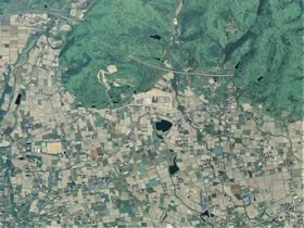 시청이 위치한 이치바정 기리하타 지구 주변의 항공 사진. 2014년 4월 24일 촬영. 국토교통성 국토지리원 [https://mapps.gsi.go.jp/ 지도·항공사진 열람 서비스]의 항공사진을 기반으로 작성