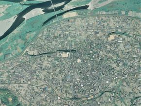 시청이 있는 가모지마 지역 주변의 항공 사진. 2014년 4월 24일 촬영한 4장을 합성하여 제작. 국토교통성 국토지리원 [https://mapps.gsi.go.jp/ 지도·항공사진 열람 서비스]의 항공사진을 바탕으로 제작.