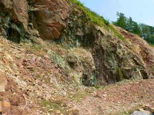 아샤펜부르크 근처 좀머카일의 구리 광맥이 있는 개방된 스페사르트 결정질 암석