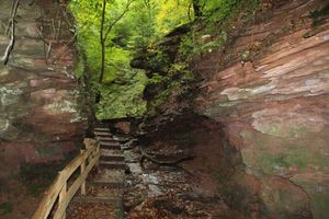 스페사르트의 젤텐바흐 협곡에 있는 부터 사암층(하부 트라이아스기)의 고운 사암, 실트스톤 및 아길라이트