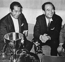 요짐보의 연기로 베네치아 국제 영화제의 남우주연상을 수상. 미후네와 구로사와 아키라 (1961년 9월 7일)