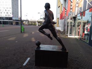 암스테르담 요한 크라위프 아레나 정문에 있는 크라위프 동상