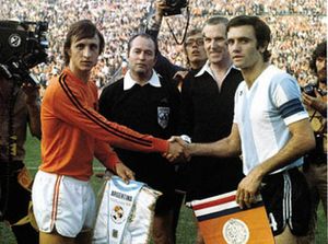 1974년 FIFA 월드컵에서 아르헨티나 주장 로베르토 페르푸모와 페넌트를 교환하는 크라위프