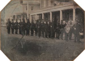 멕시코 전쟁에 참전하기 위해 출발하는 자원병들, 뉴햄프셔주 엑서터, E. 펀더슨의 다게레오타입 사진, 1846년경