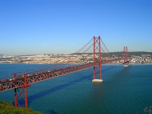 구름 한 점 없는 하늘 아래 긴 붉은 현수교