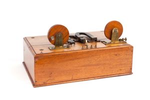 1902년 여름 배 위에서 실험 캠페인 중 마르코니가 사용한 자기 검출기(Magnetic detector). 밀라노의 레오나르도 다 빈치 국립 과학기술 박물관(Museo Nazionale Scienza e Tecnologia Leonardo da Vinci)에 전시되어 있다.