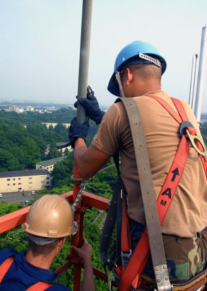 캠프 자마의 신호탑에서 작업하는 미 공군 병사 (2002년 6월)