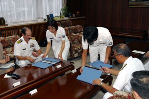 일본 요코스카(2003년 6월 23일) - 요코스카 지역 해상자위대 사령관 사이토 다카시 중장과 요코스카 함대 활동 사령관 마이클 자이퍼트 대령이 해상자위대 요코스카 지역 본부에서 상호 이해각서(MOU)에 서명하고 있다. 이 MOU는 요코스카에서 두 해군이 병력 보호 훈련을 실시하는 기본틀을 제공한다.