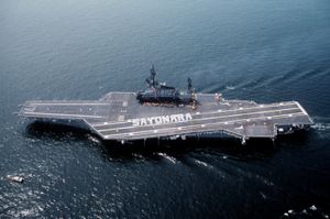 1991년 8월, 18년간 일본에 모항을 두었던 미드웨이호가 요코스카를 떠나고 있다.