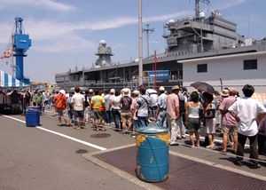 「네이비 프렌드십 데이」 때 「USS 블루릿지」를 견학하는 방문객