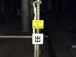 오미야역 사이쿄선 승강장에 있는 ATS→ATACS 전환 표지판.이 표지판 전후로 가와고에 선에서 사이쿄선으로 진입하기 때문에, 안전 설비 전환을 촉구하는 것이다.