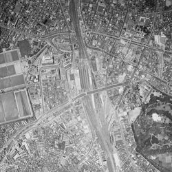 신주쿠역 주변 흑백 항공사진 (1963년 6월 촬영)국토교통성 국토지리원 [https://mapps.gsi.go.jp/ 지도·항공사진 열람 서비스]의 항공사진을 기반으로 작성