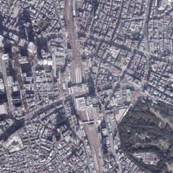 신주쿠역 주변 항공사진 (2019년 11월 촬영)국토교통성 국토지리원 [https://mapps.gsi.go.jp/ 지도·항공사진 열람 서비스]의 항공사진을 기반으로 작성