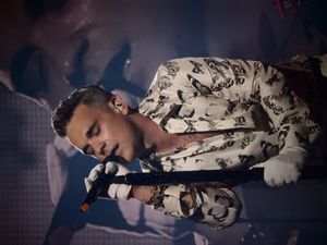 로비 윌리엄스(2016년 사진)는 키즈를 포함한 여러 곡에서 미노그와 협업했다.