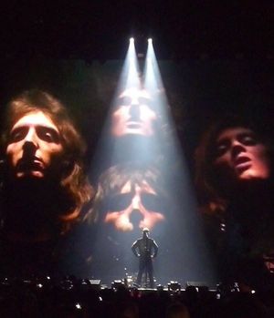 2015년 폴란드에서 퀸의 이미지를 배경으로 이 노래를 공연하는 로비 윌리엄스