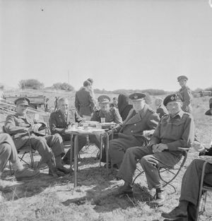 왼쪽부터 앨런 브룩 경 장군, 랜돌프 처칠 소령, 올리버 리스 경 중장, 윈스턴 처칠 총리, 버나드 몽고메리 경 장군. 1943년 2월 총리 처칠의 트리폴리 방문 중 야외 점심 식사를 하고 있다. 몽고메리 뒤에는 리스의 부관인 아이언 칼보코레시가 서 있다.