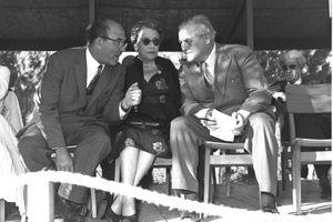  랜돌프 처칠(오른쪽)과 베라 바이츠만, 레비 에쉬콜이 이스라엘 하이파의 테크니온에 있는 처칠 강당 헌정식에서.