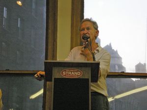 2006년 뉴욕의 스트랜드 서점에서 샤마.