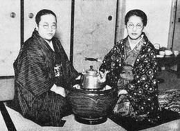 미야모토 유리코와 사타 이네코. 1937년 12월경, 가미오치아이(上落合)에 있는 미야모토의 자택에서 촬영.