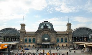 드레스덴 중앙역(Dresden Hauptbahnhof)은 주요 도시 간 교통 중심지이다.