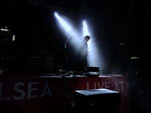 2019년 6월 13일, 스티브 루캐서가 조지 해리슨의 "While My Guitar Gently Weeps"를 연주하고 있다.