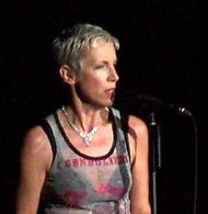 2004년 공연 중인 레녹스