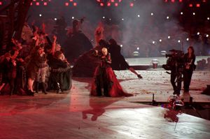 레녹스가 2012년 하계 올림픽 폐막식에서 "Little Bird"를 공연하고 있다.