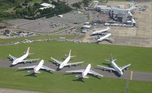 코로나19 범유행으로 인해 조기에 운항을 중단한 영국항공 보잉 747-400 항공기들이 주차되어 있는 모습