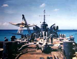 비키니섬 주민들의 카누가 다른 곳으로 이동하기 위해 짐을 싣고 있다