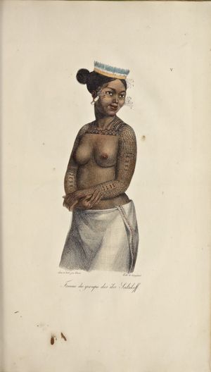 마셜 제도 여성이 전통 의상인 니에데드(nieded) 또는 타오발라를 착용하고 있다. 역설적이게도 마셜 제도 여성들은 많은 서구 국가에서 비키니의 젖꼭지 가림이 중요한 정숙의 기준이었던 것과는 달리, 가슴을 드러내는 것에 대해 사회적으로 편안함을 느꼈다.