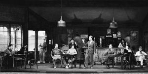 험프리 보가트(왼쪽)와 레슬리 하워드(중앙)가 1935년 브로드웨이 무대 작품 석화된 숲에서