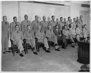 1952년 6월 5일, 미국 및 해외 일부 주둔군 사령관들이 프랭크 페이지 육군장관 및 육군참모총장 J. 로턴 콜린스 장군과 함께 펜타곤에서 루틴 회의를 가졌다. 존 R. 호지 중장은 오른쪽에서 네 번째 자리에 앉아 페이지 장관(왼쪽)과 헨리 어런드 중장(오른쪽) 사이에 있다.