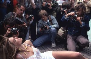 사진 촬영을 위해 포즈를 취하는 스타들은 칸 영화제의 전설적인 부분이다.