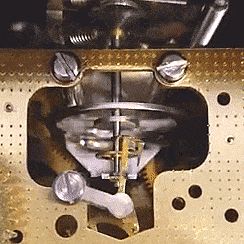 균형추, 기계식 벽시계의 진동자.