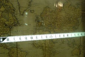 런던 피카딜리 서커 지하철역의 선형 시계.