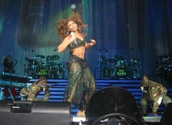 「Baby Boy」를 공연하는 비욘세