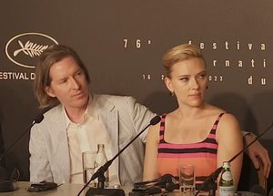 요한슨과 웨스 앤더슨이 2023 칸 영화제에서 애스터로이드 시티 시사회에 참석한 모습