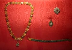 가터(오른쪽 아래), 목걸이(왼쪽), 훈장(오른쪽 위), 대수장(오른쪽 중앙: 여기에 파란색 대수가 붙는다).