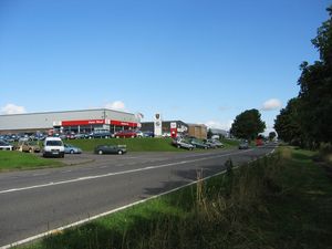 도시 남쪽의 B1174(구 A1)에 있는 스피틀게이트 레벨(Spittlegate Level)에는 많은 지역 기업과 이전 코러스 서비스 센터가 있다.