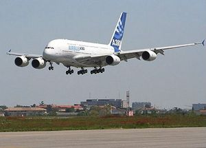 초도 비행을 하는 A380 시제품