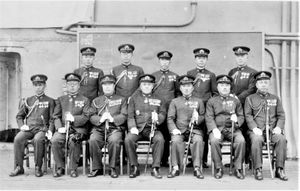 나구모(전열 중앙)와 제1항공함대 참모들, 아카기 함상, 1941년 4월 10일 - 1942년 7월 14일