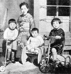 유리코와 세 자녀 (1950년경), 왼쪽부터 미카사노미야 도모히토 친왕, 유리코 친왕비, 가쓰라노미야 요시히토 친왕, 고노에 야스코 