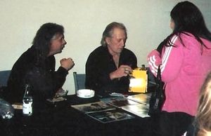 2005년 5월 스웨덴 말뫼에서 사인하는 캐러딘